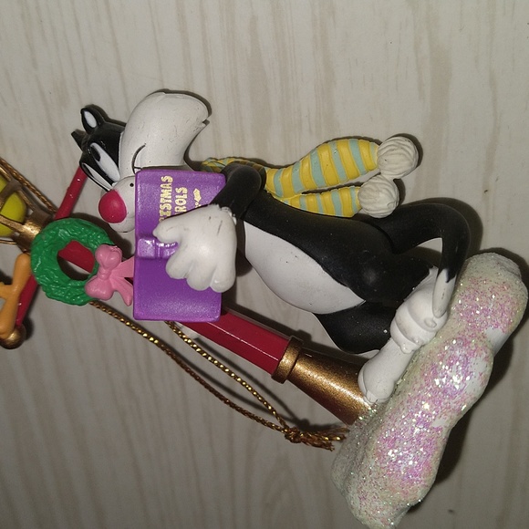 Vintage 1996 Sylvester & Tweety Christmas Caroling Christmas Ornament - Picture 3 of 6